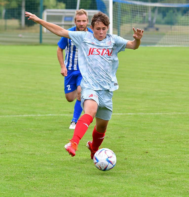 Fotbalisté Ostrova se prozatím vezou v rámci přípravy na vítězné vlně. Naposledy si poradili na svém stadionu s perštejnským Spartakem, který porazili 3:0.