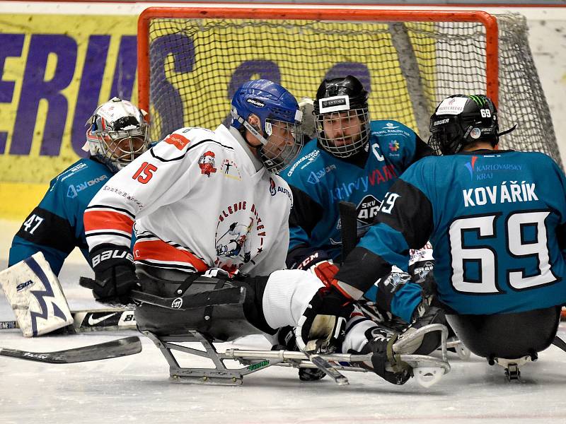 O víkendu si hráči karlovarského SKV Sharks (v modrém) připsali na konto výhru 4:0 nad Olomoucí, k tomu pak přidali prohru s Pardubicemi 4:6.