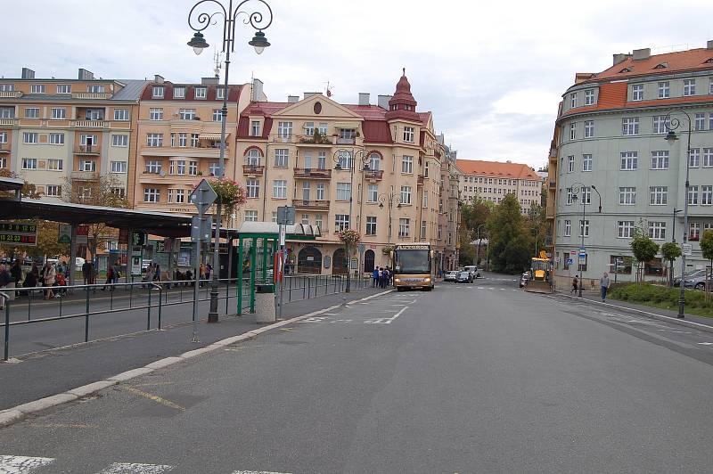 Na Rozcestí U Koníčka v Karlových Varech má vzniknout nový dopravní terminál. Nástupiště k autobusům mají být nově uprostřed vozovky. Změnou má projít i autobusové nádraží u Tržnice.