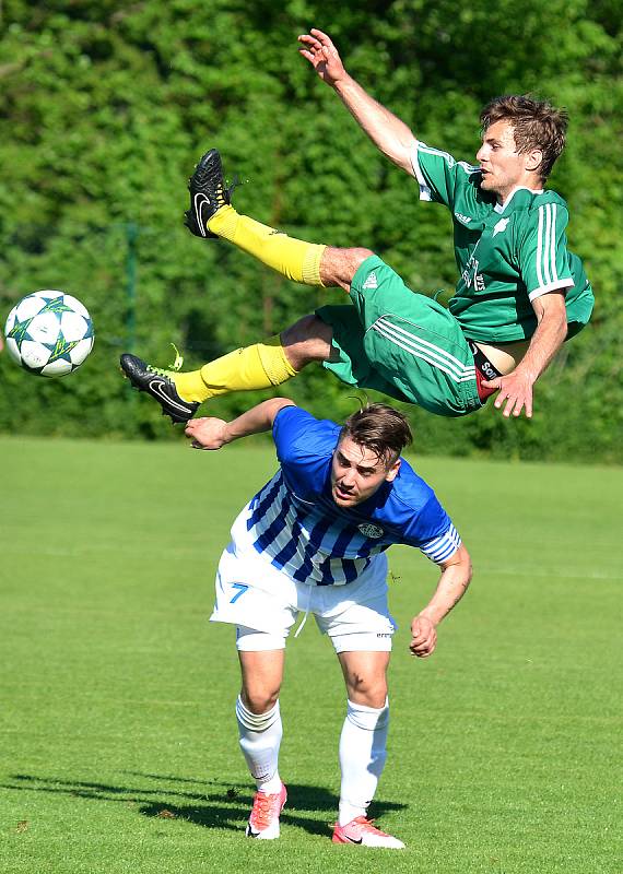 Ostrovský FK (v modrém) si připsal na účet velmi cennou výhru, když v derby pokořil karlovarský 1.FC (v zeleném) v poměru 3:2.