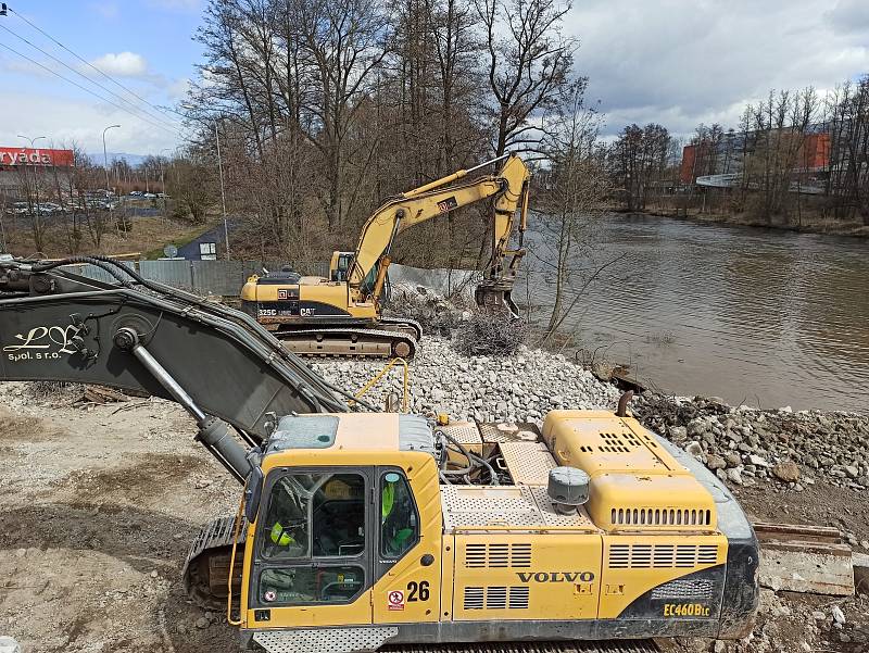 Demolice Dvorského mostu postoupila do další části - most už je tak kompletně zbourán. Bagry v současnosti rozebírají poslední zbytky pilířů přímo v řece. Nový most má být hotový na konci letošního roku.