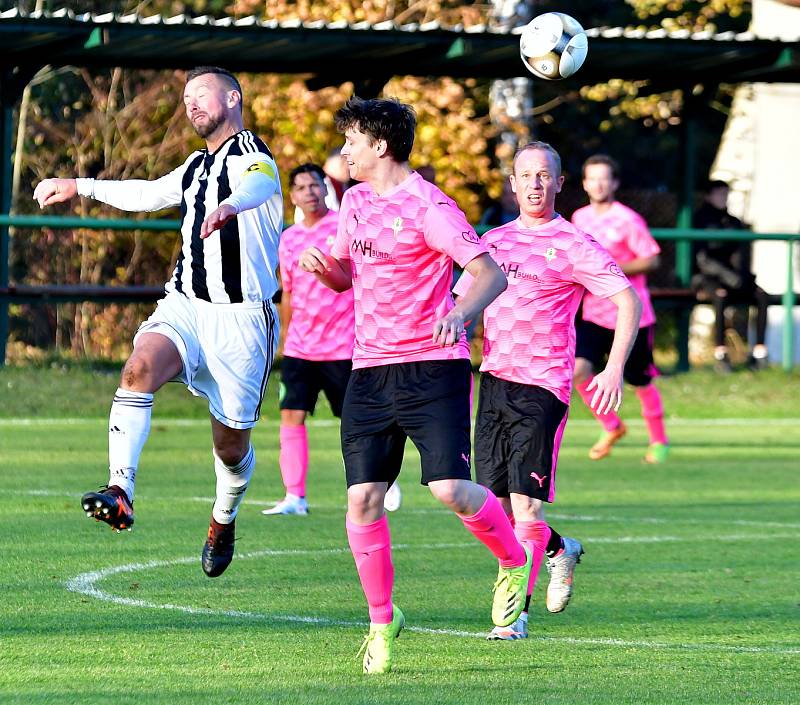 Fotbalisté Karlovy Vary-Dvory dosáhli v podzimní části již na sedmou výhru, když v dohrávce 6. kola I. A třídy porazili Skalnou 4:3.