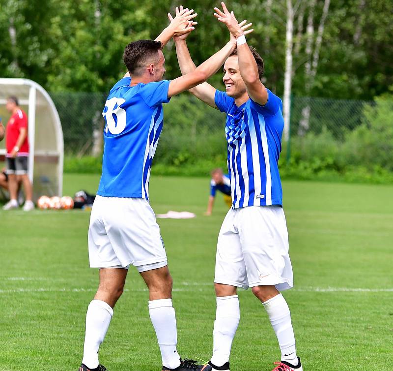 Ostrov (v modrém) sice porazil Neratovice (ve žlutém) 4:0, ale na záchranu v divizní soutěži to nestačilo.