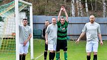 Dalovice slavily v jarní části třetí výhru v řadě za sebou, když tentokrát pokořily Pernink (v pruhovaném) 4:0.