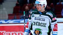 Hokejisté HC Energie (v bílém) podlehli Dynamu Pardubice a reálně jsou ohroženi sestupem.