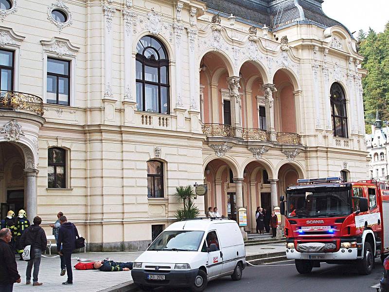 Hasiči nacvičovali zásah v karlovarském městském divadle.