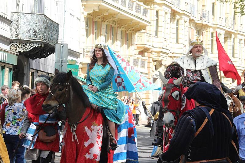 Dva roky se muselo lázeňské město obejít bez historického průvodu. Letos si to lidé užili.