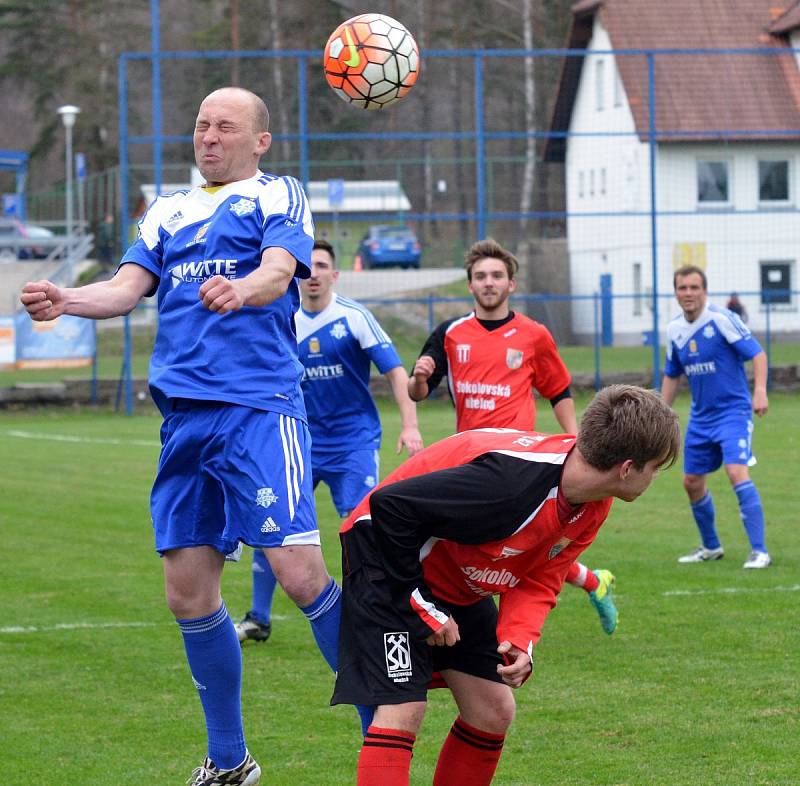 Fotbalisté Nejdku (v modrém) tentokrát doma neuspěli, když prohráli s Chodovem (v červenočerném) 2:5. 