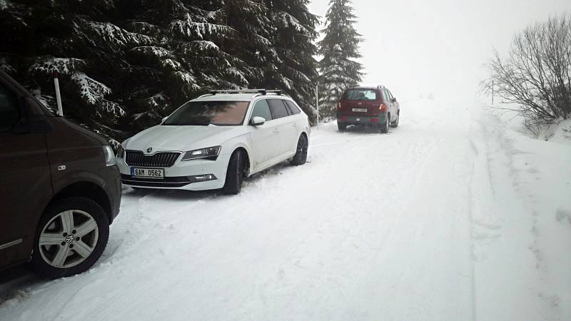 Řidiči parkující mimo vyznačená parkoviště komplikují úklid sněhu ze silnic.