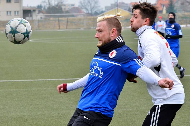 Karlovarská Slavia se loučila se zimní přípravou nerozhodným výsledkem 2:2 s týmem Tachova (v bílém).