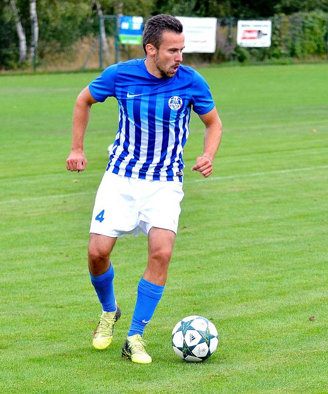 Cennou výhru 1:0 ukořistil před svými fanoušky ostrovský FK, který udolal v poměru 1:0 Mostecký FK (v šedém).