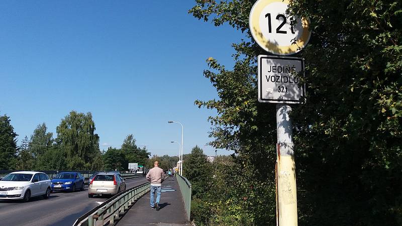 DVORSKÝ MOST je v havarijním stavu a do dvou let bude odstraněn. Město si tak od dopravních komplikací kvůli uzavřeným mostům neoddychne. Foto: Deník/Jana Kopecká