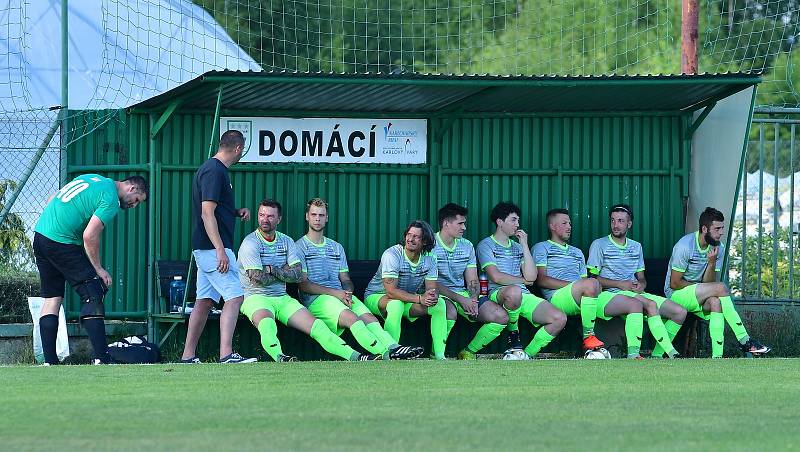 Fotbalová tour v podání hokejistů karlovarské Energie skončila. Energetici ji zakončili porážkou v Sedleci, kde nestačili na tamní výběr, za který nastoupily i dvě fotbalové legendy Tomáš Řepka a Lumír Mistr, kterému po velké bitvě podlehli 1:3.