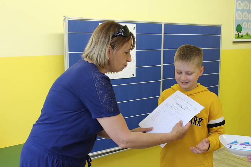 Letošní školní rok byl jiný. Kvůli koronaviru si řada dětí vylepšila své známky na závěrečném vysvědčení, nejinak tomu bylo i na Základní škole Dukelských hrdinů. Z vysvědčení měli pochopitelně největší radost prvňáčci.