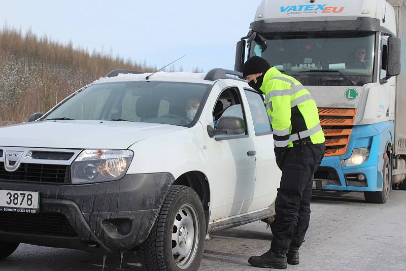 Policisté nadále kontrolují řidiče na okresních hranicích.