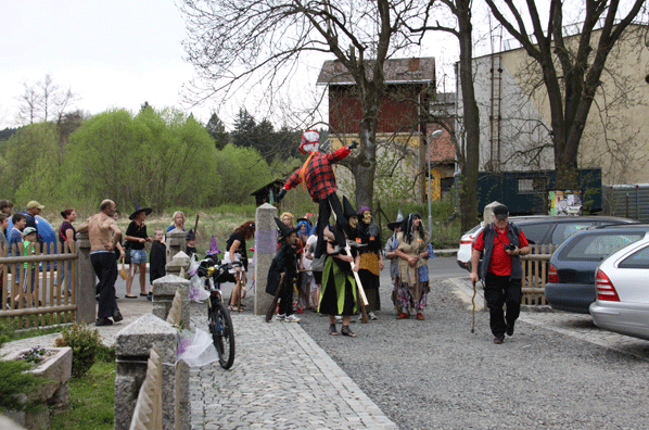 Pálení čarodějnic a stavění májky v Bečově nad Teplou 2012.