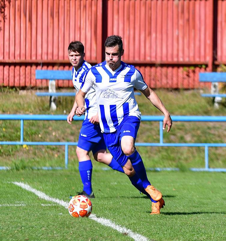 Karlovarská Lokomotiva uhrála nerozhodný výsledek 1:1 v derby s Hroznětínem (ve žlutém).