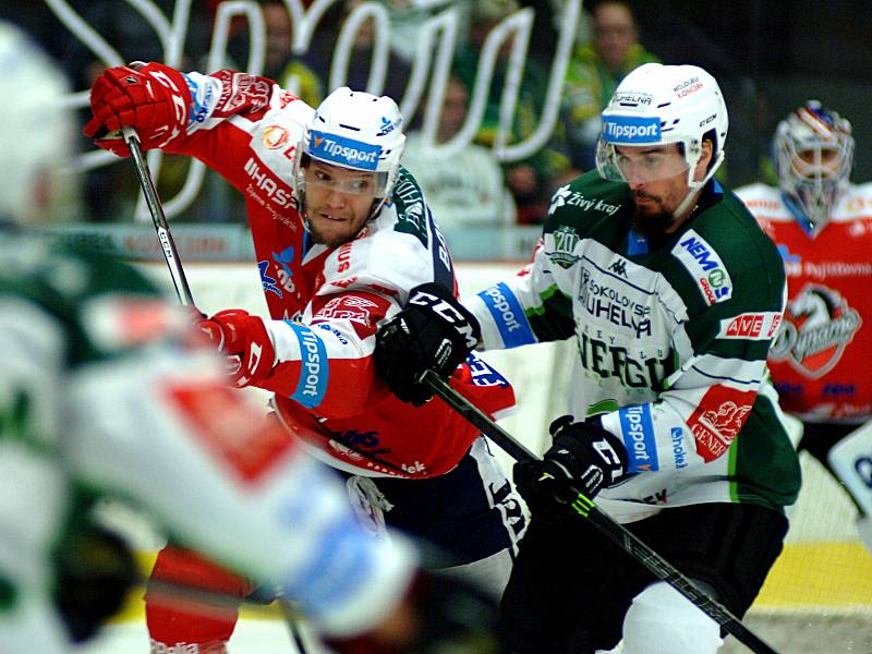 Hokejisté HC Energie (v bílém) podlehli Dynamu Pardubice a reálně jsou ohroženi sestupem.