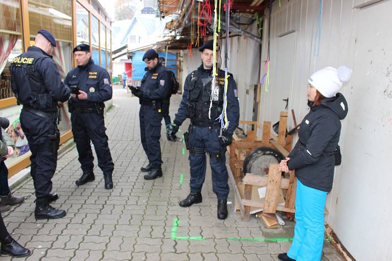 Preventivní policejní akce na tržnici v Potůčkách.