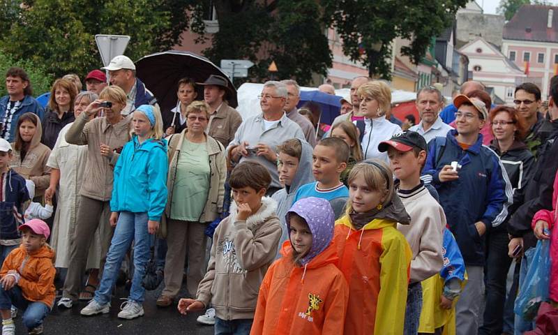 Bečov oslavoval objev století, relikviář sv. Maura, historickým průvodem, mumrajem na historickém tržišti a hudbou.