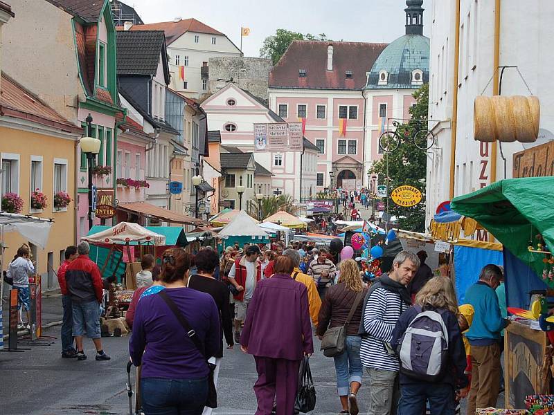 Bečov oslavoval objev století, relikviář sv. Maura, historickým průvodem, mumrajem na historickém tržišti a hudbou.