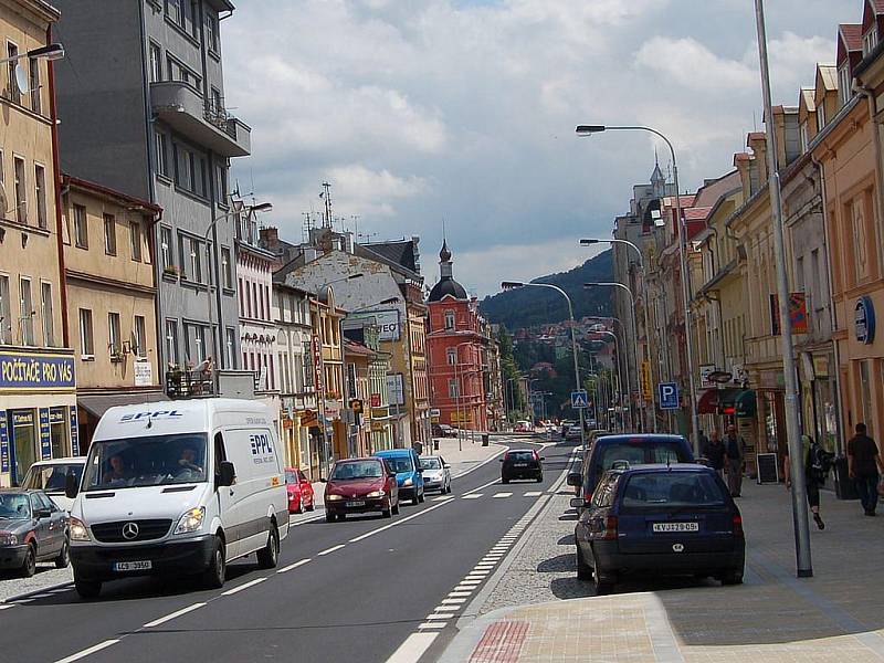 Po roční rekonstrukci Sokolovské ulice v Karlových Varech byla v úterý 28. července tato důležitá komunikace opět zcela zprovozoněna.