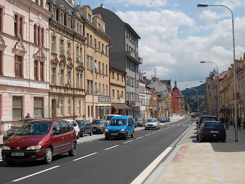 Po roční rekonstrukci Sokolovské ulice v Karlových Varech byla v úterý 28. července tato důležitá komunikace opět zcela zprovozoněna.