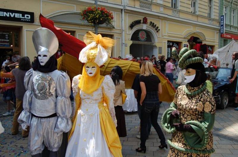 Kolombíny, obrovské loutky i umělci na chůdách. Takový byl první karlovarský karneval.