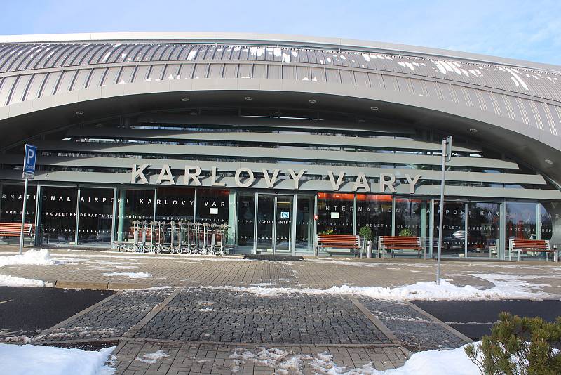 Odběrová místa v sobotu fungovala mimo jiné u hypermarketu Globus a na karlovarském letišti.
