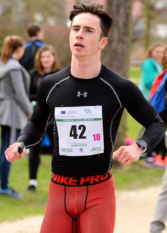 Semifinálové kolo juniorského maratonu opět ovládlo Gymnázium Cheb, které se tak podívá na celostátní finále.