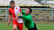 Vysokou výhru 8:1 si připsala na konto rezerva karlovarské Slavie, která si na drahovické umělce poradila v derby s Ostrovem B (v modrém).