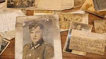 V bedně byly dokumenty, fotografie, mapy a další osobní věci patřící dvěma rodinám sudetských Němců.