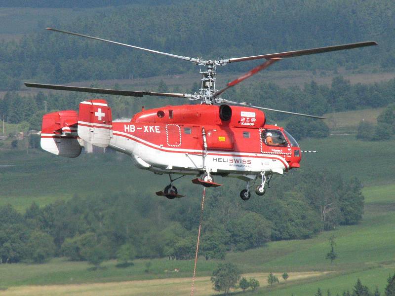 Obří vrtulník instalovat na Plešivci sloupy nových lanovek.