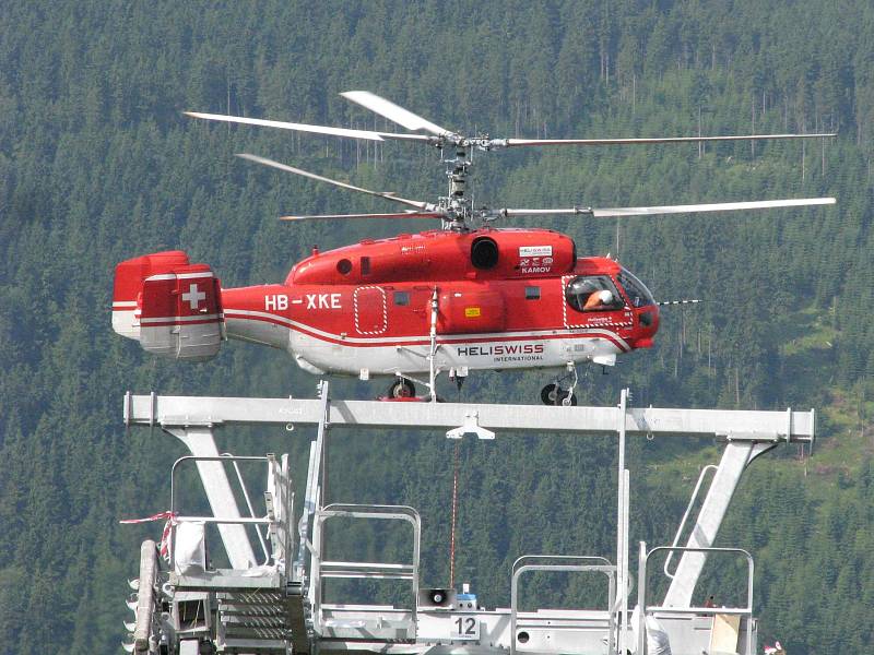 Obří vrtulník instalovat na Plešivci sloupy nových lanovek.