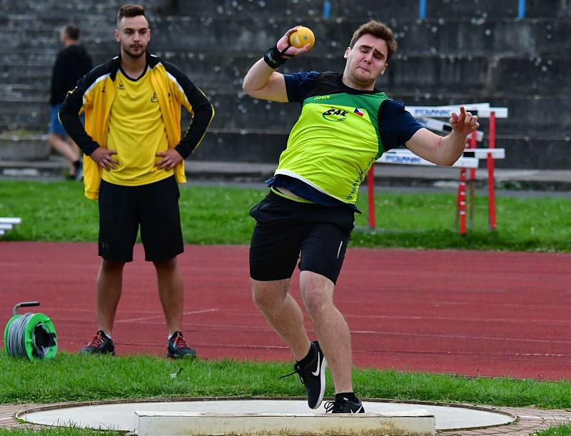 Karlovarské kontrolní závody uspořádal v týdnu na městském atletickém stadionu v lázeňském městě Triatlet Karlovy Vary.