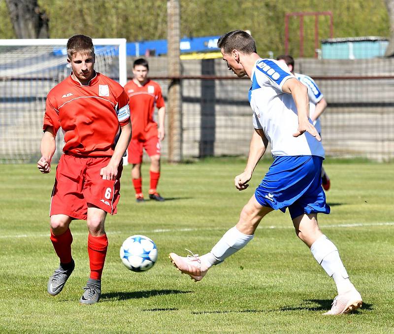 Čtvrtou výhru v řadě za sebou urval Horní Slavkov (v červeném), který tentokrát pokořil jedenáctku Staré Role 3:0.