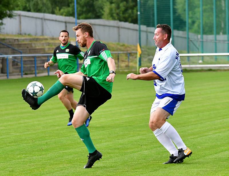 V rámci vzpomínkového utkání nestačila karlovarská Energie na výběr Vězeňské služby Ostrov (v bílém), kterému podlehla 5:6.