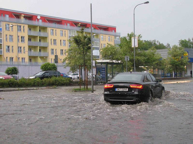 Bouřka s přívalovým deštěm řádila v sobotu pře 19 hodinou v Karlových Varech. U Čertova ostrova z toho byla lokální potopa.