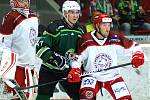 Hokejisté HC Energie Karlovy Vary (v zeleném) hostili v prvním kole WSm ligy celek Frýdku - Místku.
