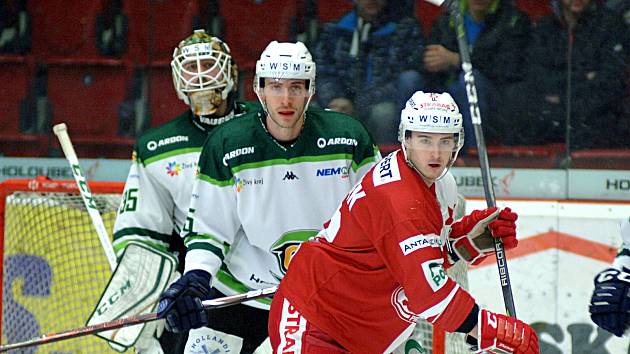 Hokejisté HC Energie (v bílém) hostili Slavii Praha