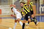 Ve druhém dvoukole futsalové divize hostil nováček soutěže Sausfork Otovice (v bílém) na palubovce basketbalové Lokomotivy plzeňské týmy FC Jerigo (v žlutočerném) a 1. FC Čespo. Ani v jednom utkání se však hráči Otovic z bodů neradovali.