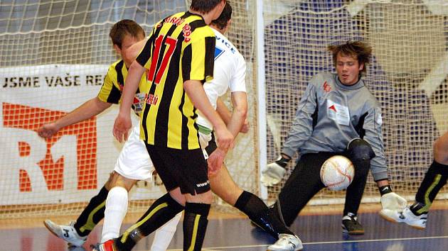 Ve druhém dvoukole futsalové divize hostil nováček soutěže Sausfork Otovice (v bílém) na palubovce basketbalové Lokomotivy plzeňské týmy FC Jerigo (v žlutočerném) a 1. FC Čespo. Ani v jednom utkání se však hráči Otovic z bodů neradovali.