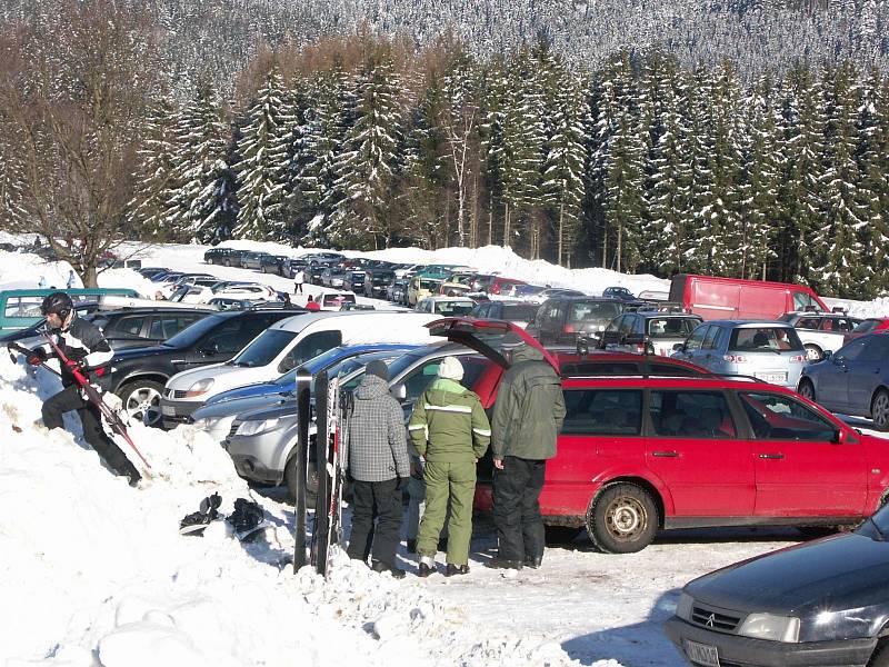 Většina parkovišť u skiareálů bude zdarma.