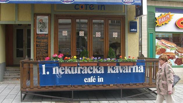 Karlovarská kavárna Café In už rok a půl dokazuje, že lidé si dokáží vychutnat šálek kávy i bez tabáku.