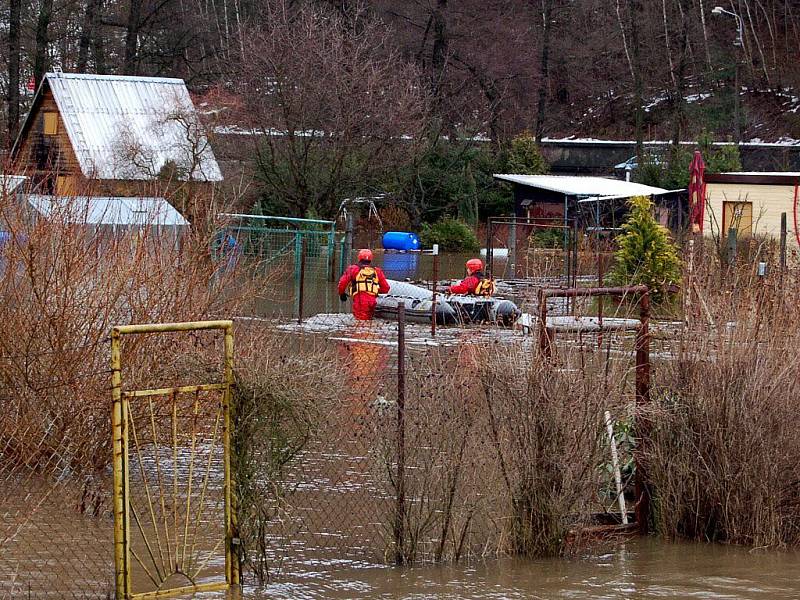 Záchrana dvou lidí v chatové kolonii v Karlových Varech - Dvorech