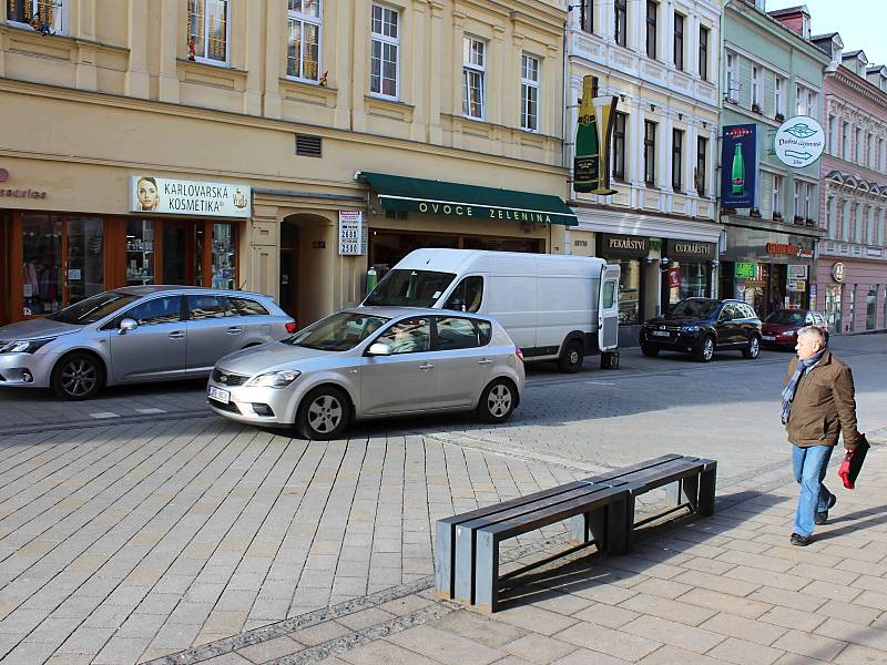 Pěší zóna plná automobilů, to je běžný ranní stav na karlovarské třídě T. G. Masaryka.