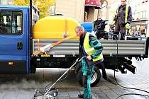 Karlovarská radnice koupila nový stroj na čištění pěších zón. Dvakrát ročně se jím bude čistit třída T. G,. Masaryka, lázeňské kolonády, Divadelní náměstí a další části města.