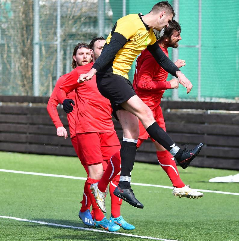 Pila (v červeném) porazila béčko Olympie 2:0, slavila druhou jarní výhru.