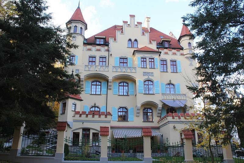 Hotel Brno v ulici Krále Jiřího. Asi před 25 lety vyhořel. Od revoluce vystřídal řadu majitelů.