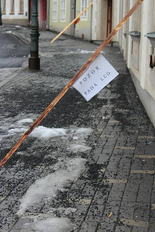 Sníh taje i ze střech. V ulicích se proto objevily i varující cedule (foto pochází z Nejdku).